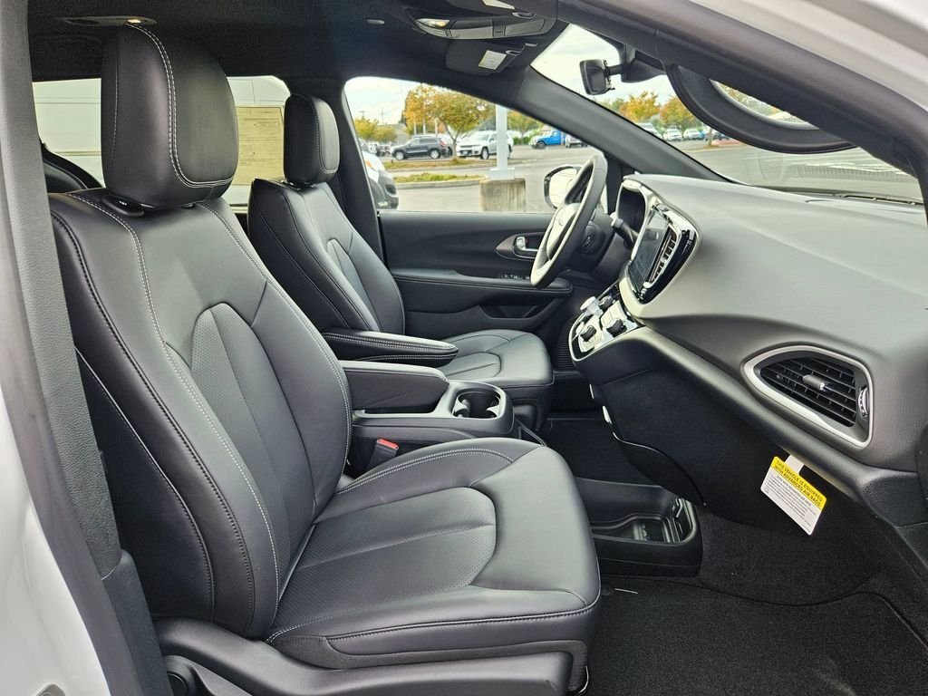 2026 Chrysler Voyager LX - Photo 37