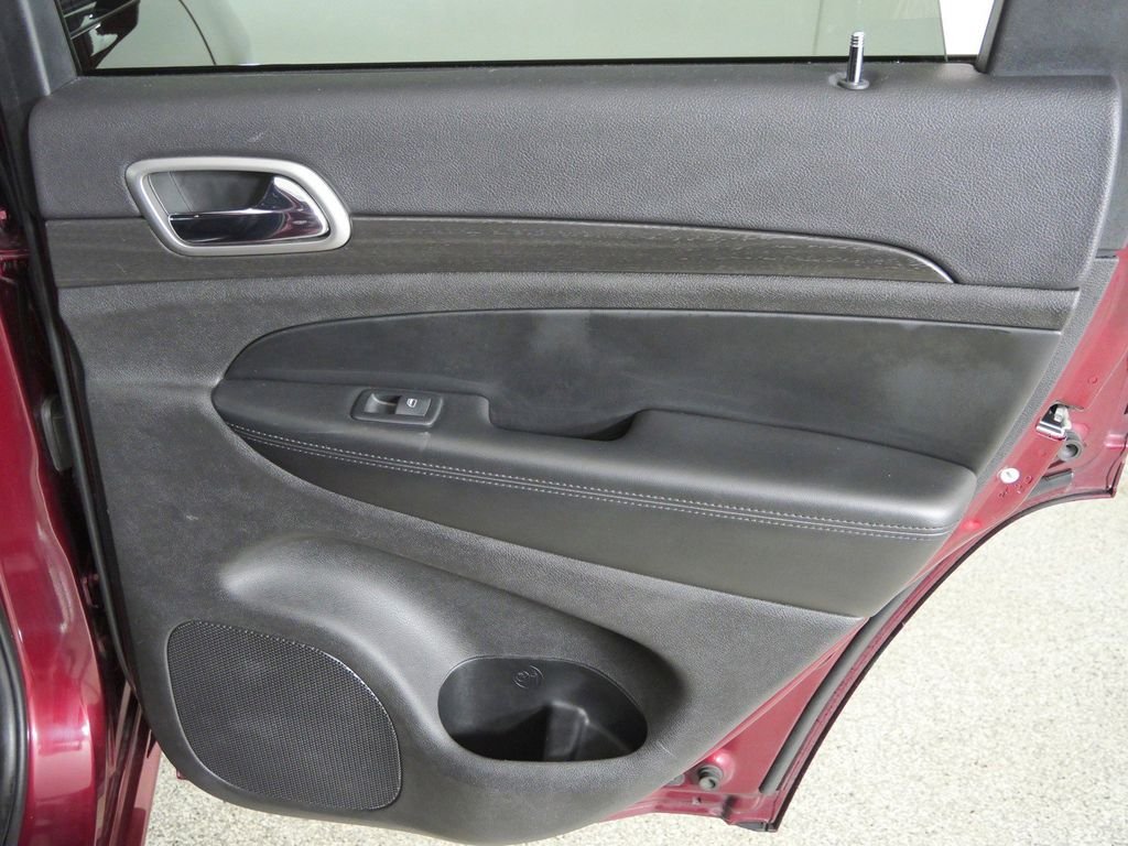 Used 2017 Red Jeep Altitude image 21