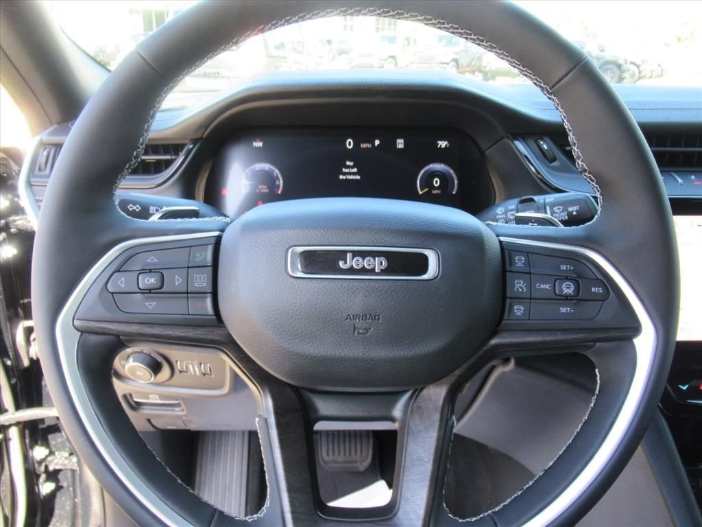 New 2026 Diamond Black Crystal Pearl-Coat Exterior Paint Jeep Limited image 21