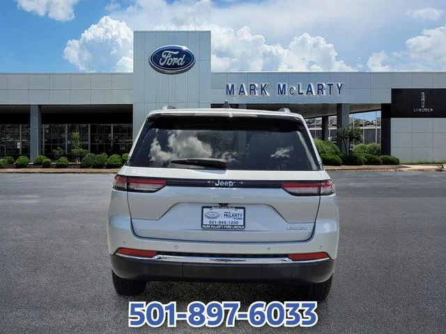 Used 2023 Silver Jeep Laredo image 5