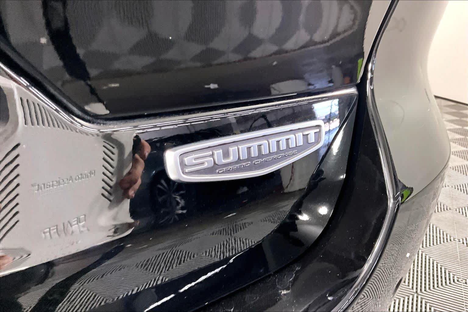 Used 2022 Diamond Black Crystal Pearlcoat Jeep Summit image 9