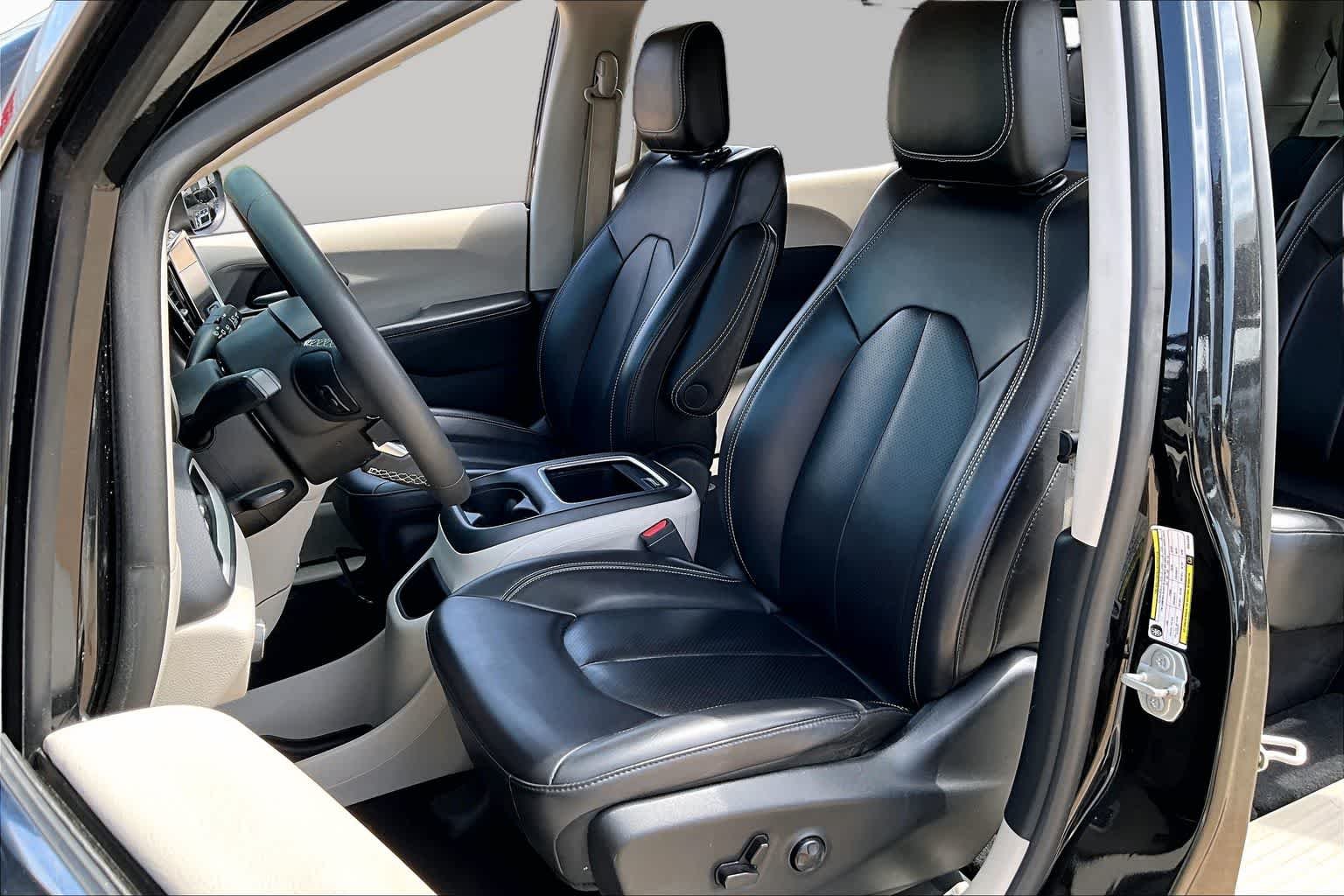 Used 2023 Brilliant Black Crystal Pearlcoat Chrysler Touring L image 7
