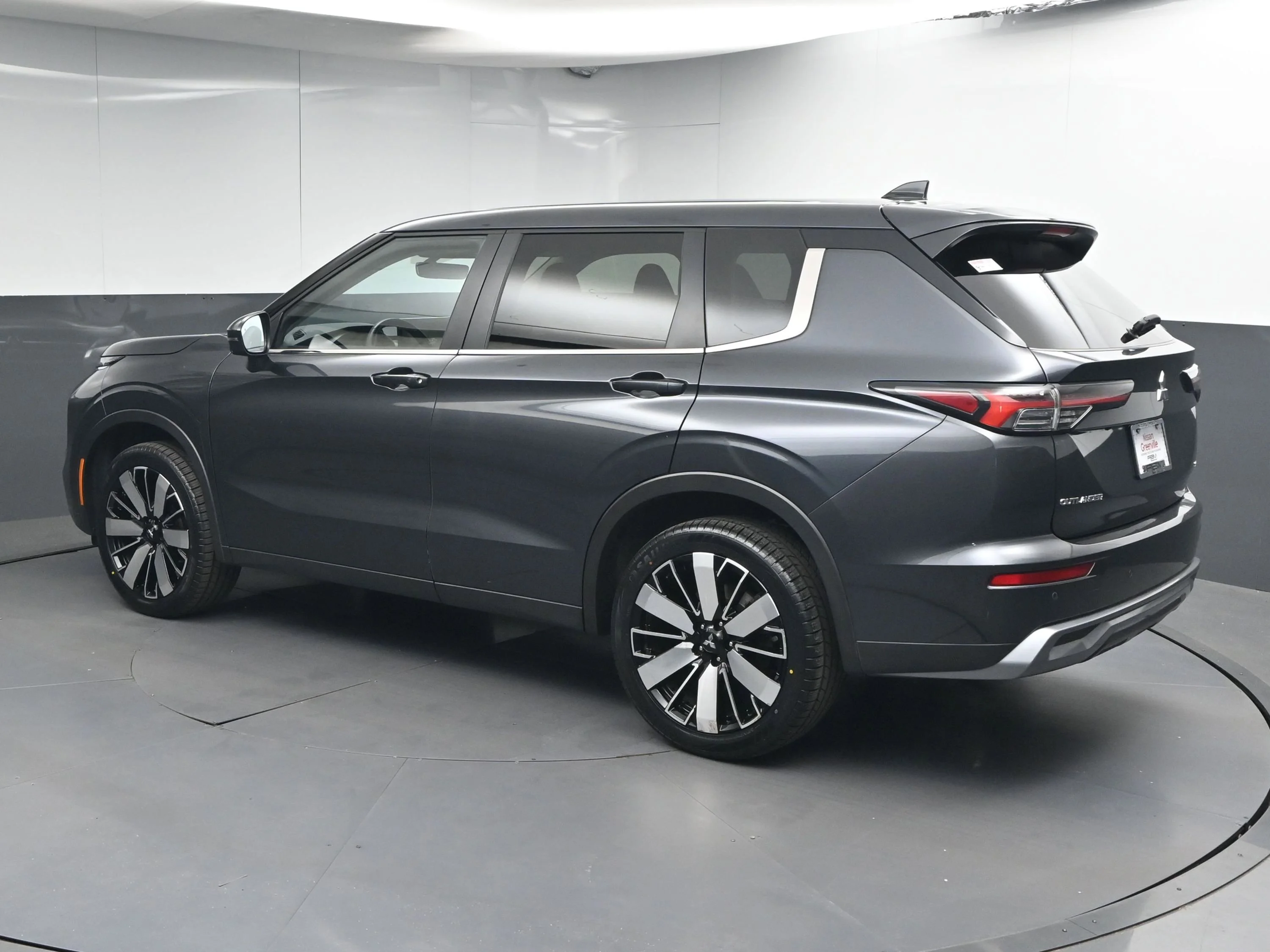 Used 2025  Mitsubishi  image 5