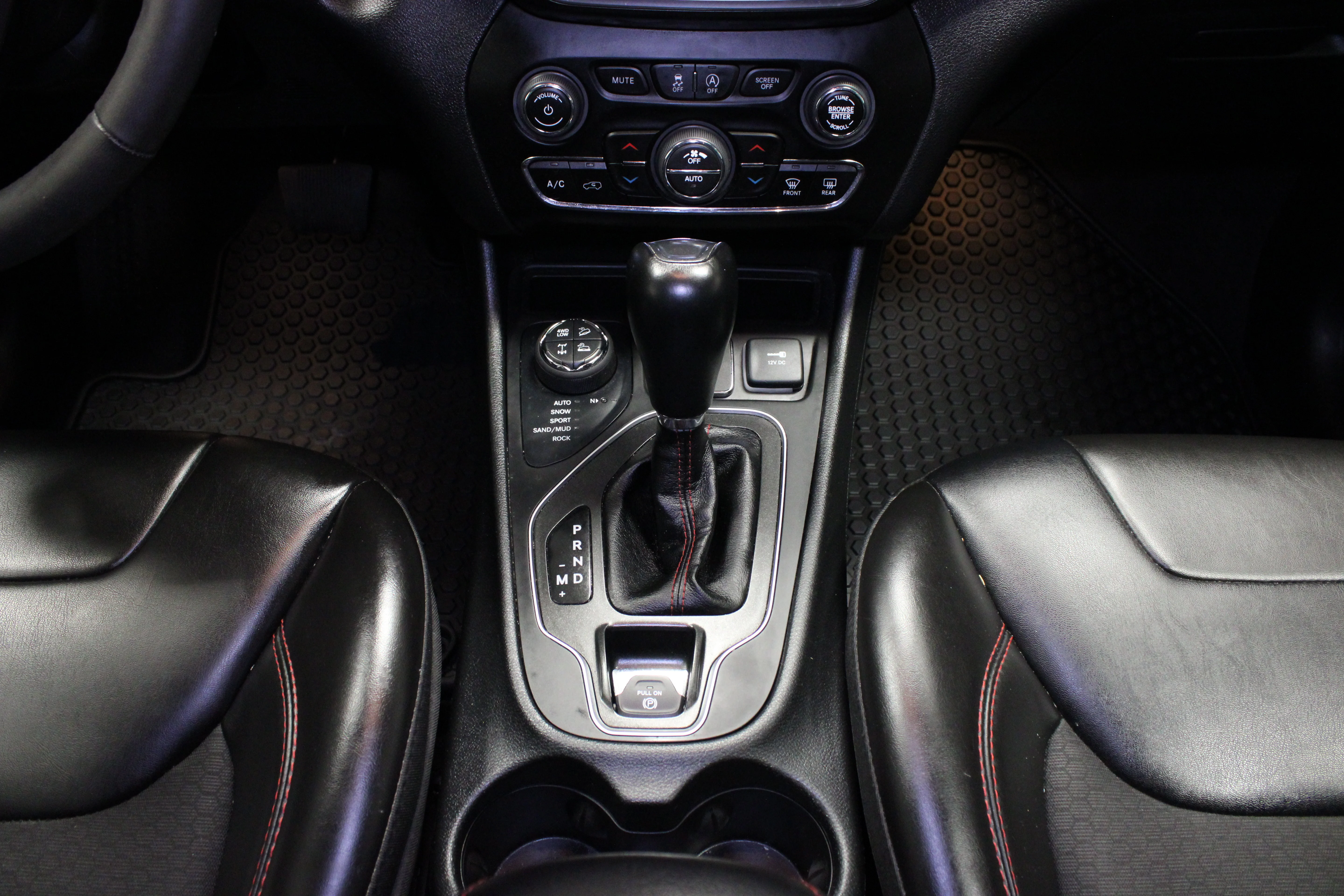 Used 2022 Diamond Black Crystal Pearlcoat Jeep Trailhawk image 18