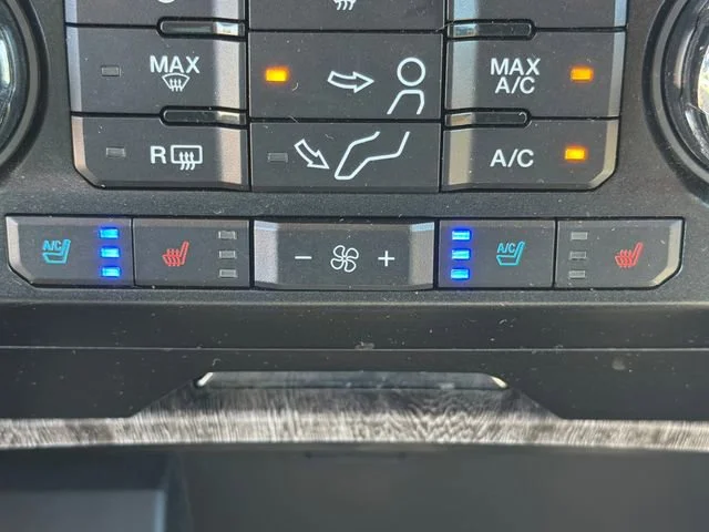 Used 2017  Ford Lariat image 30