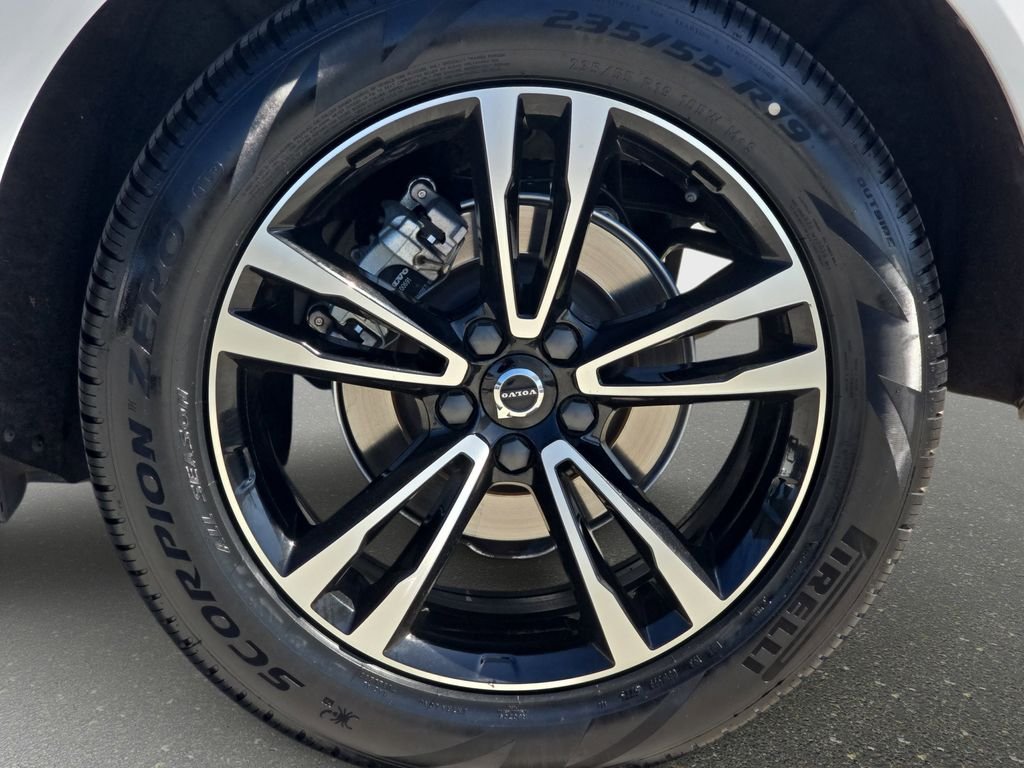 Used 2020 White Volvo T5 Momentum image 37