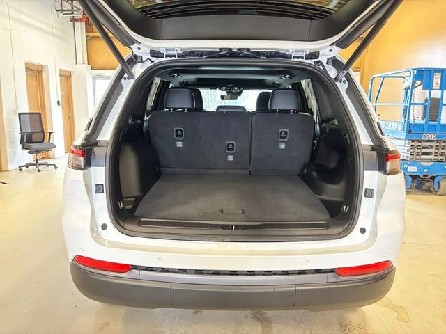 New 2026 White/off-white Jeep Laredo Altitude image 18