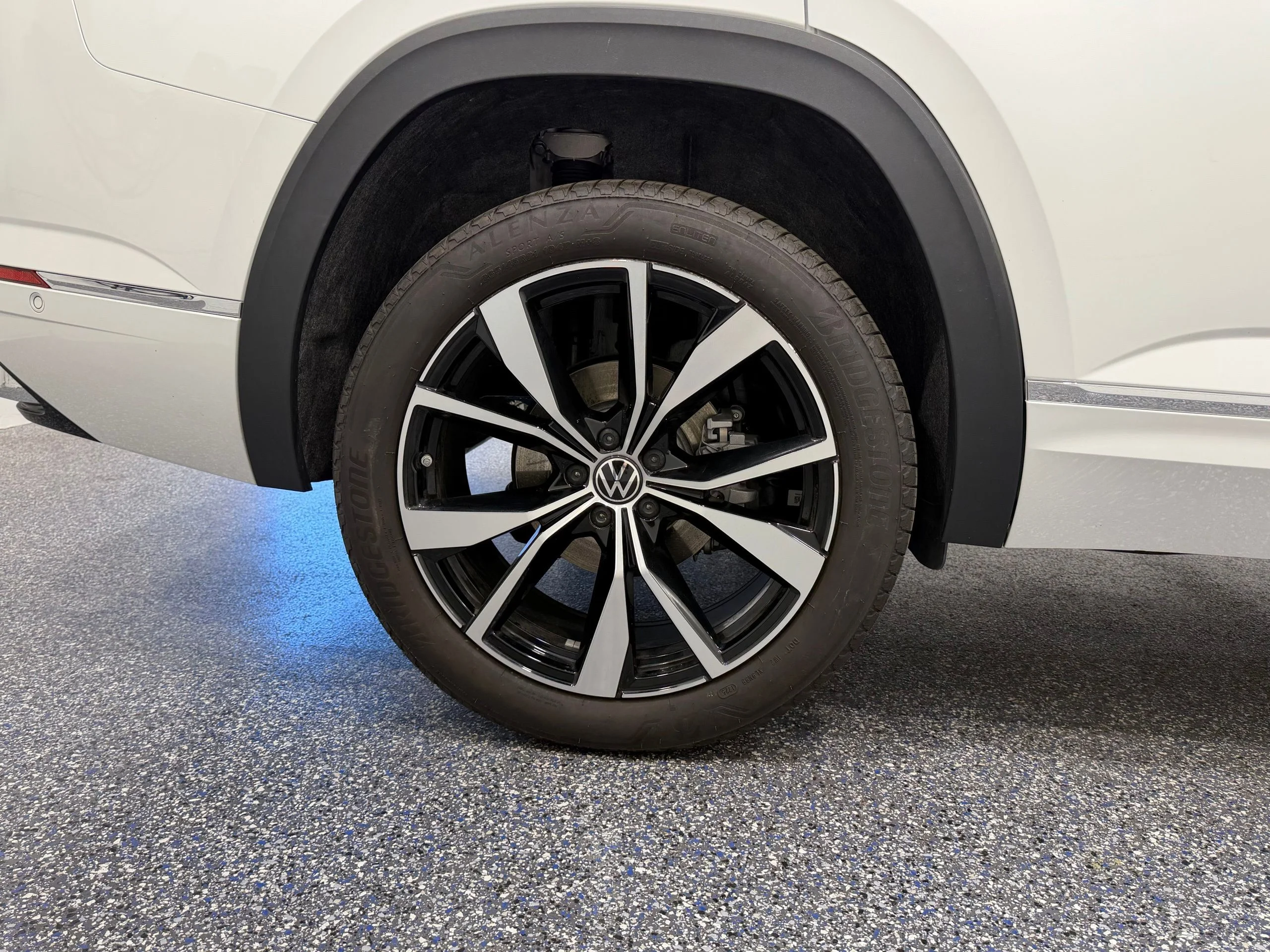 2025 Volkswagen Atlas SEL Premium R-Line - Photo 13