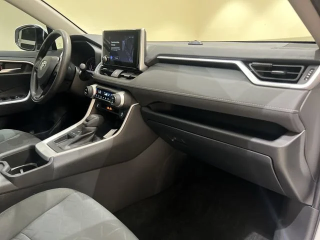 2025 Toyota RAV4 XLE - Photo 26