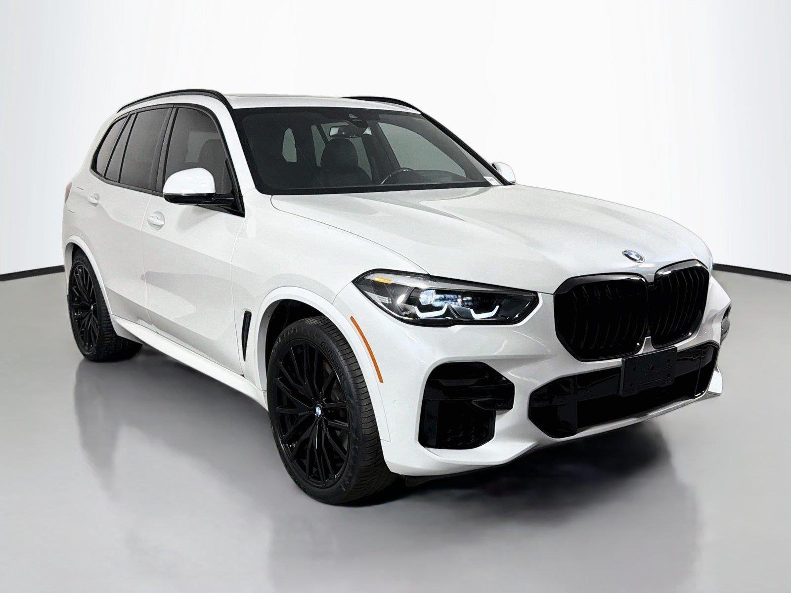 Used 2023 Mineral White Metallic BMW sDrive40i image 3