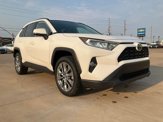 Used 2019 White Toyota XLE Premium image 27