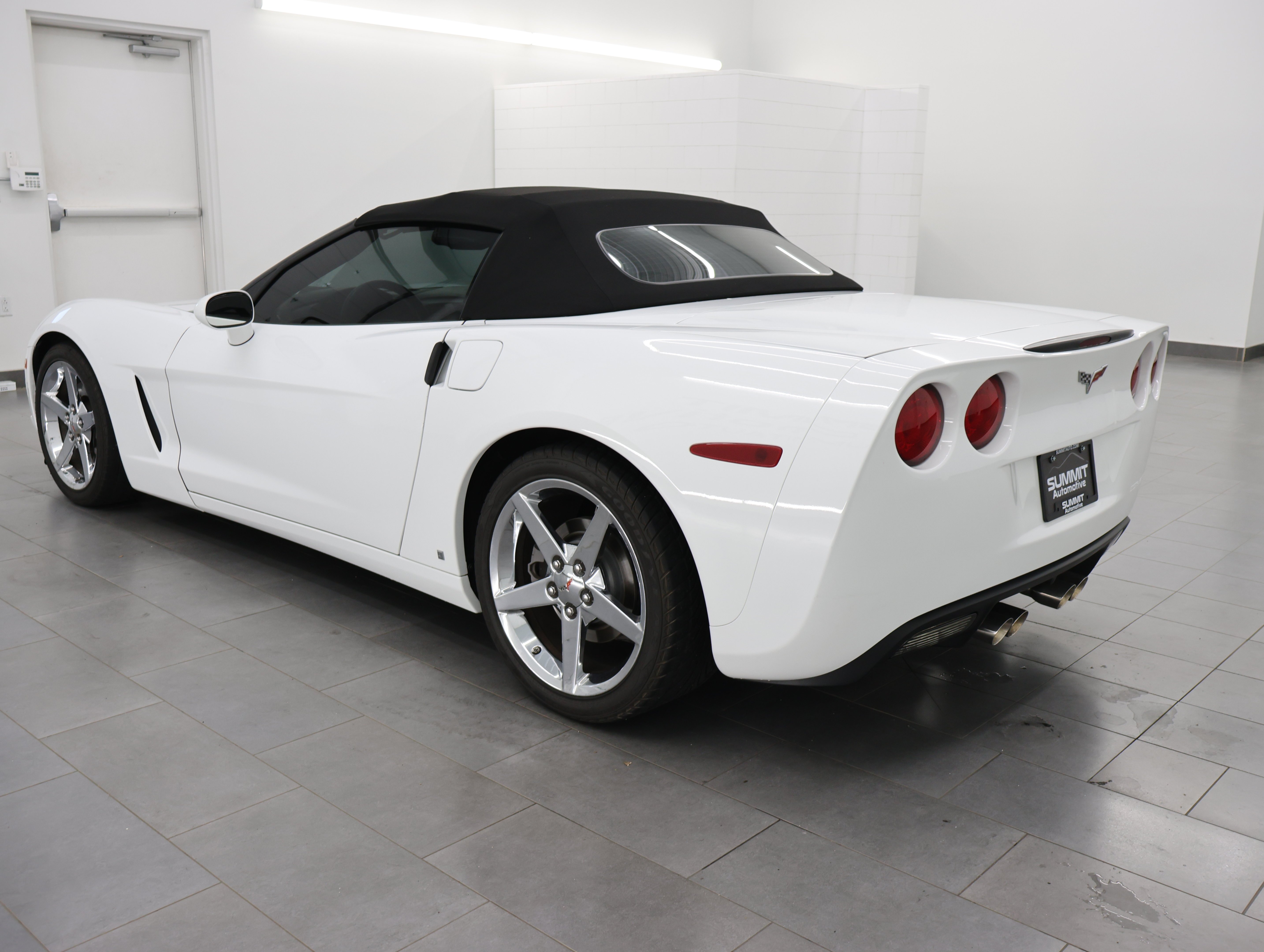 Used 2007 Arctic White Chevrolet  image 6