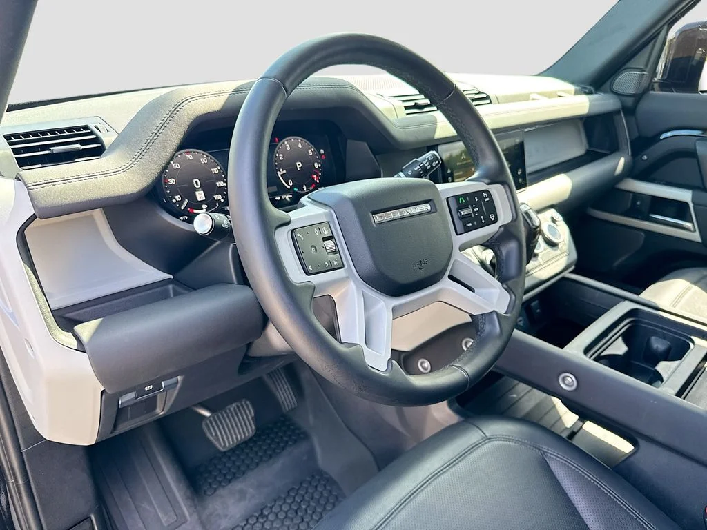Used 2024  Land Rover S image 10