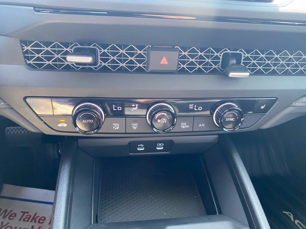 Used 2025 White Honda SE image 21