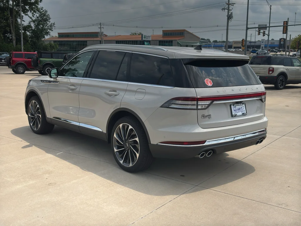 Used 2022 Ceramic Pearl Metallic Lincoln Reserve image 6