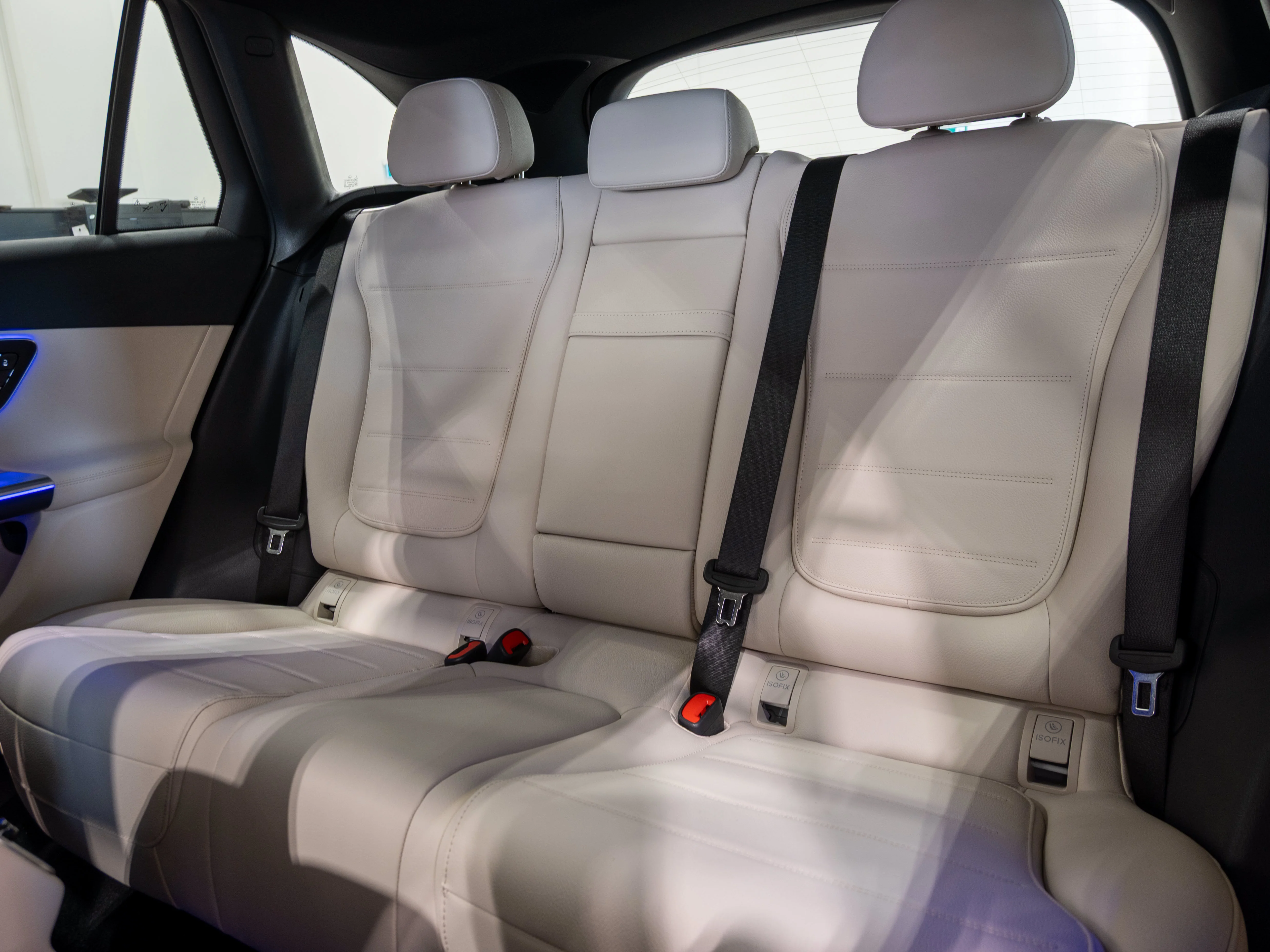 New 2026 MANUFAKTUR OPALITE WHITE METALLIC Mercedes-Benz GLC 350e image 10