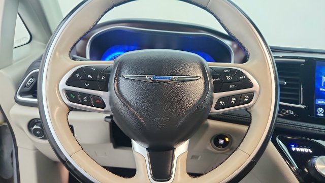 Used 2017 Silver Chrysler Limited image 23