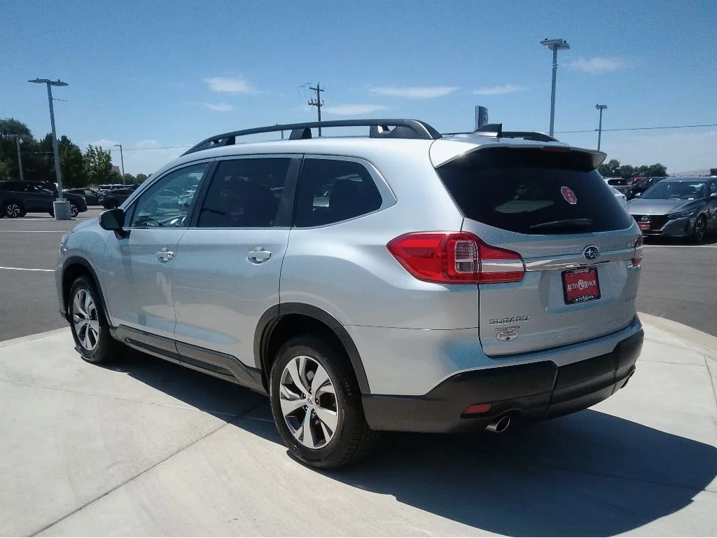 Used 2022 Ice Silver Metallic Subaru Premium image 5