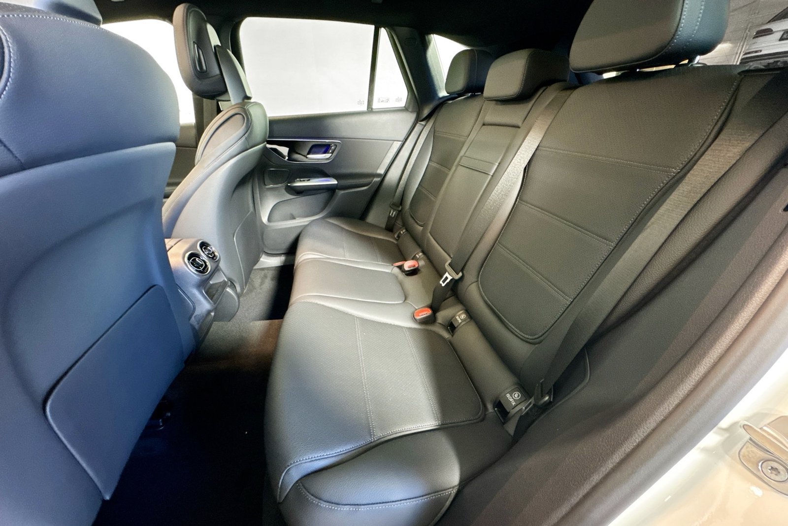 New 2026 Polar White Mercedes-Benz GLC 300 image 22