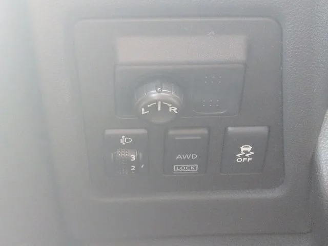 Used 2013 White Nissan SL image 20