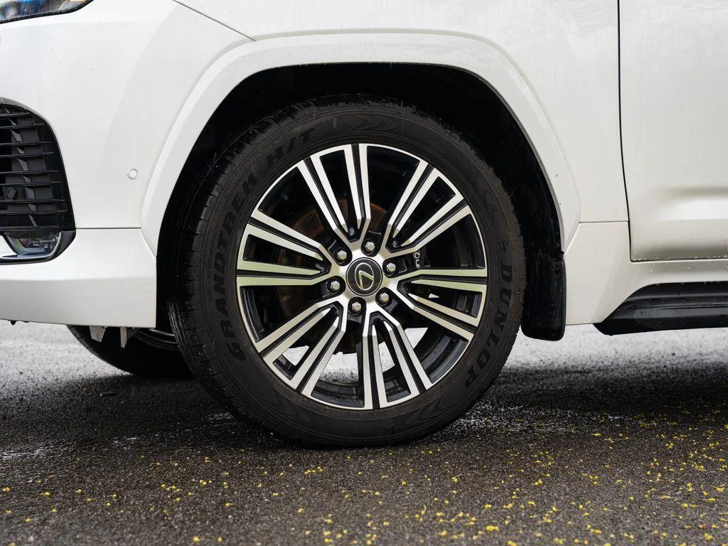Used 2025 Eminent White Pearl Lexus LX 700h Luxury image 18