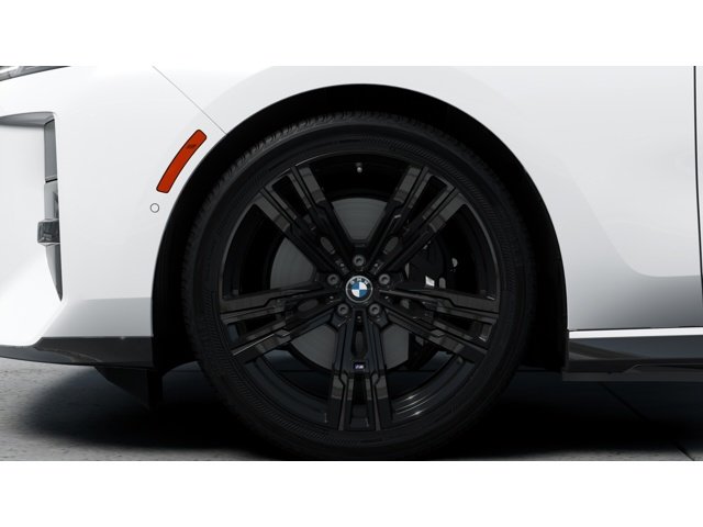 New 2027 Mineral White Metallic BMW i7 image 7
