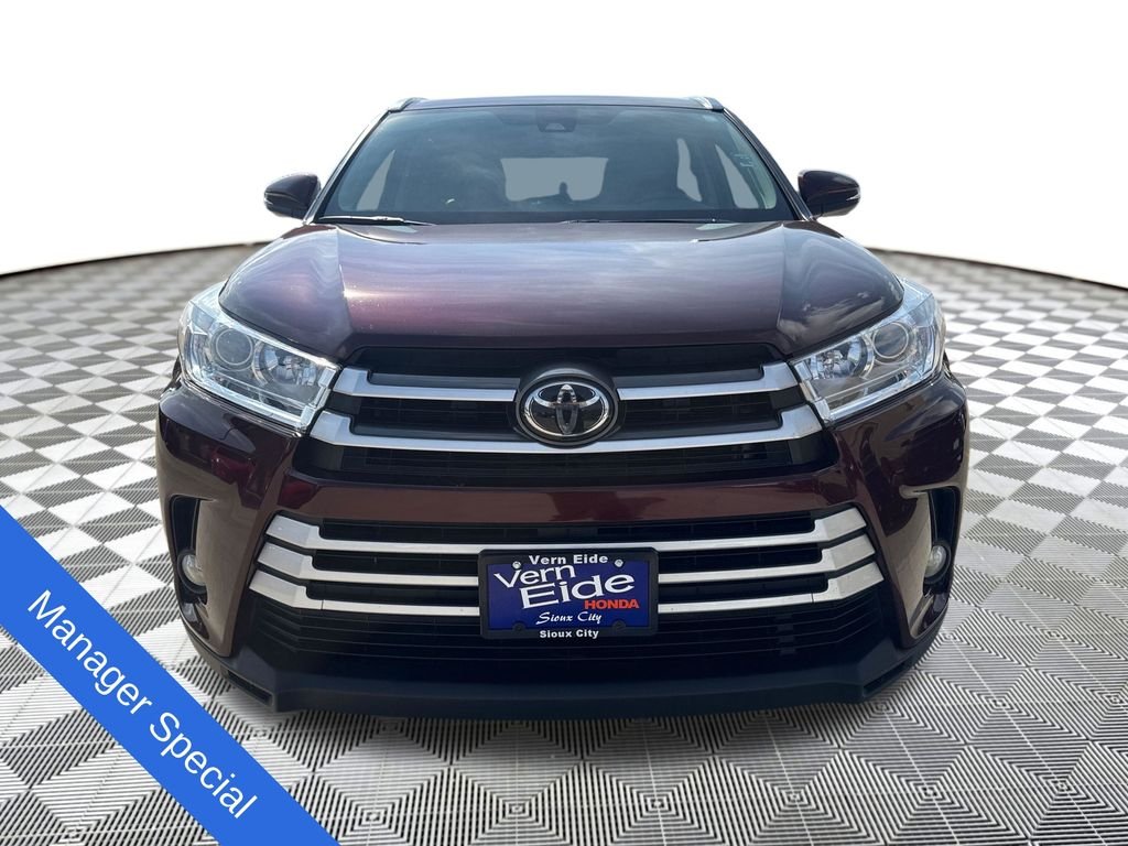 Used 2019 Red Toyota XLE image 9