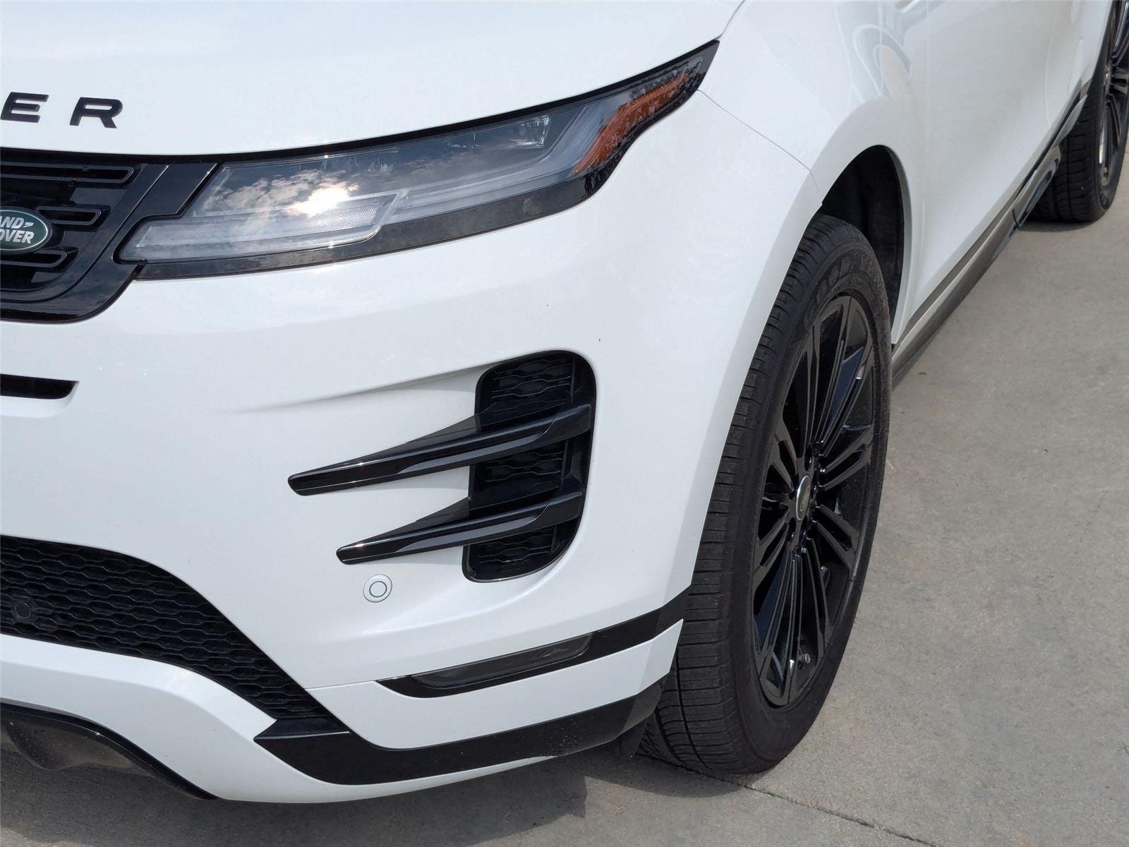 Used 2025 Fuji White Land Rover Dynamic SE image 8