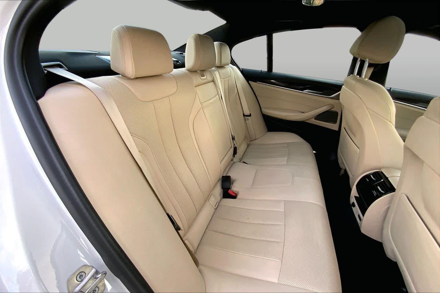 Used 2022 Alpine White BMW 530i xDrive image 20