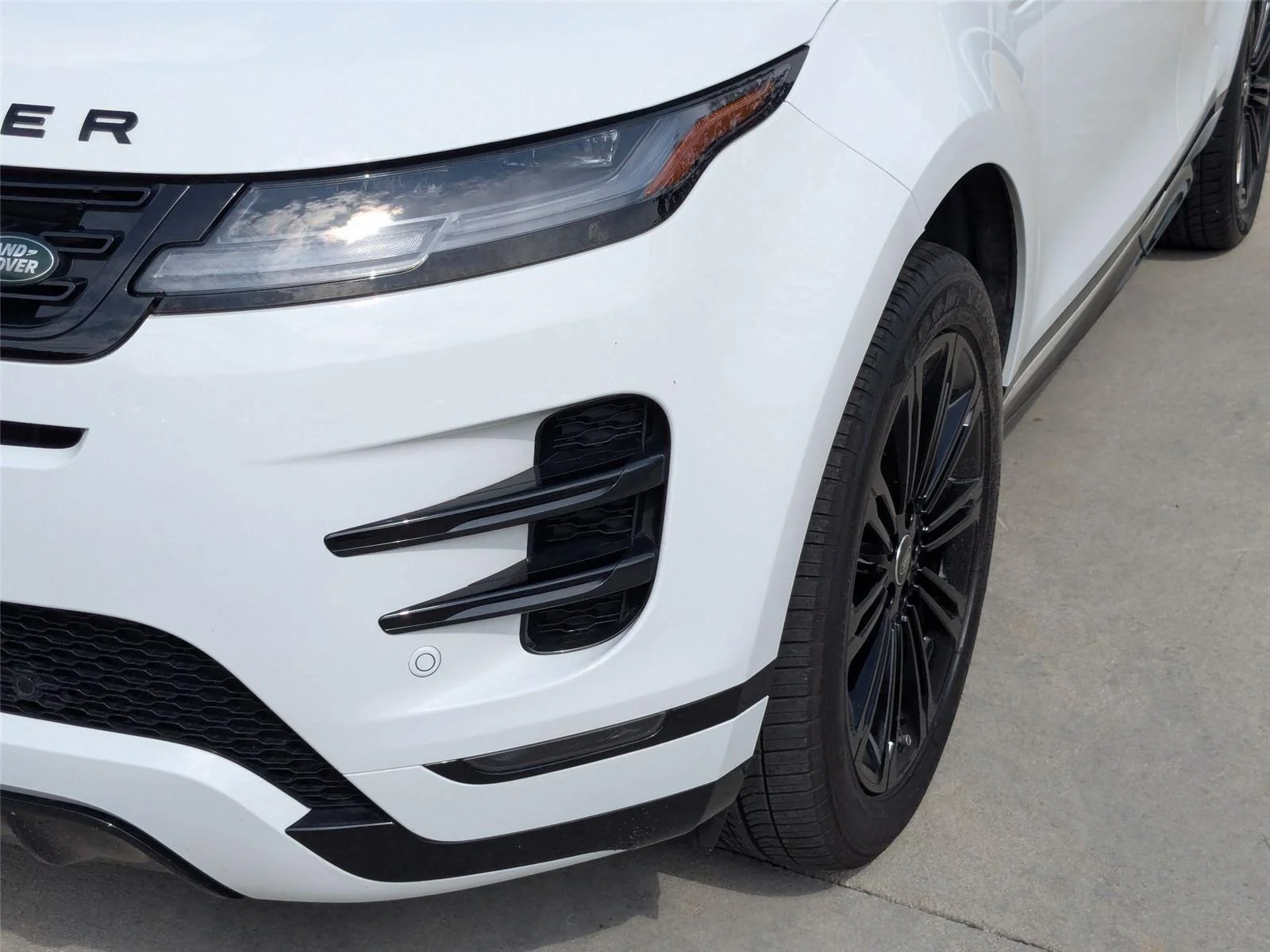 Used 2025 Fuji White Land Rover Dynamic SE image 8