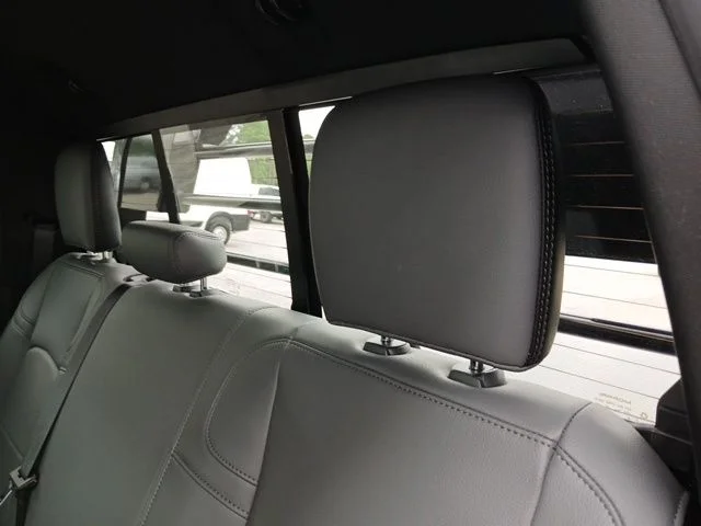 New 2026 Diamond Black Crystal Pearl-Coat Exterior Paint RAM Tradesman image 16