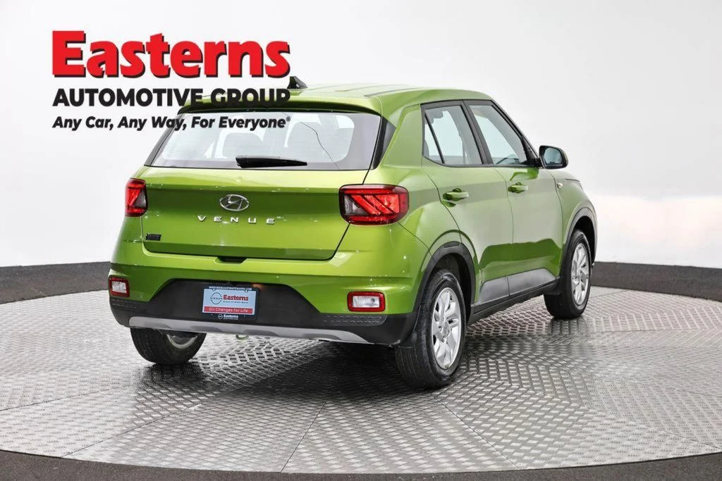 Used 2022 Green Hyundai SE image 6