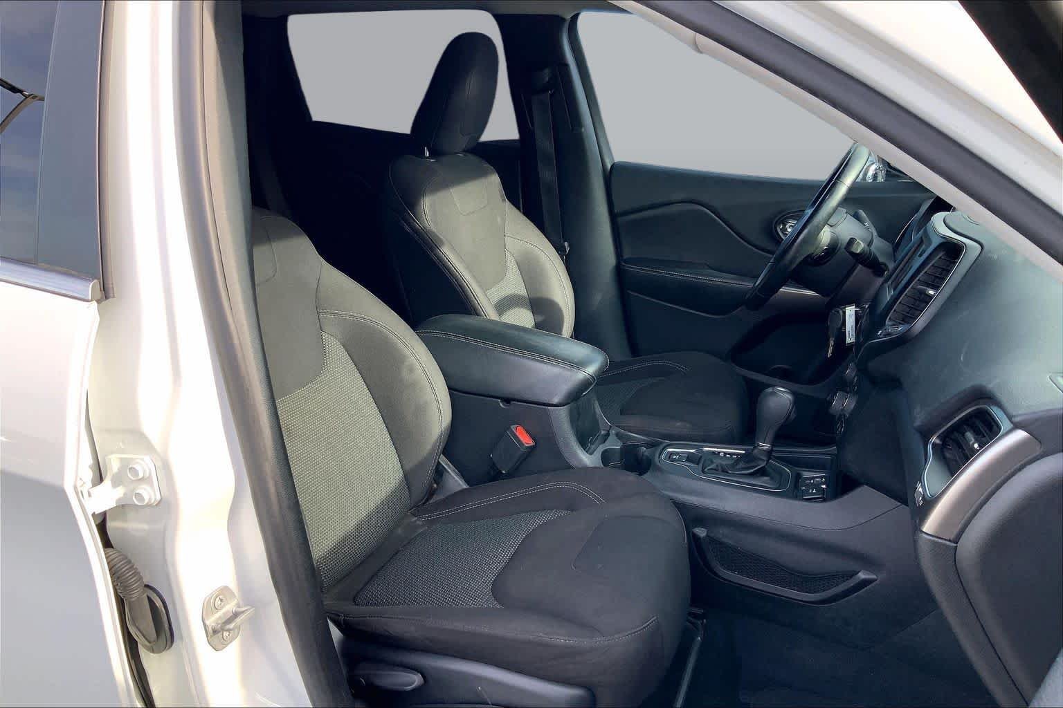 Used 2019 Bright White Clearcoat Jeep Latitude image 9
