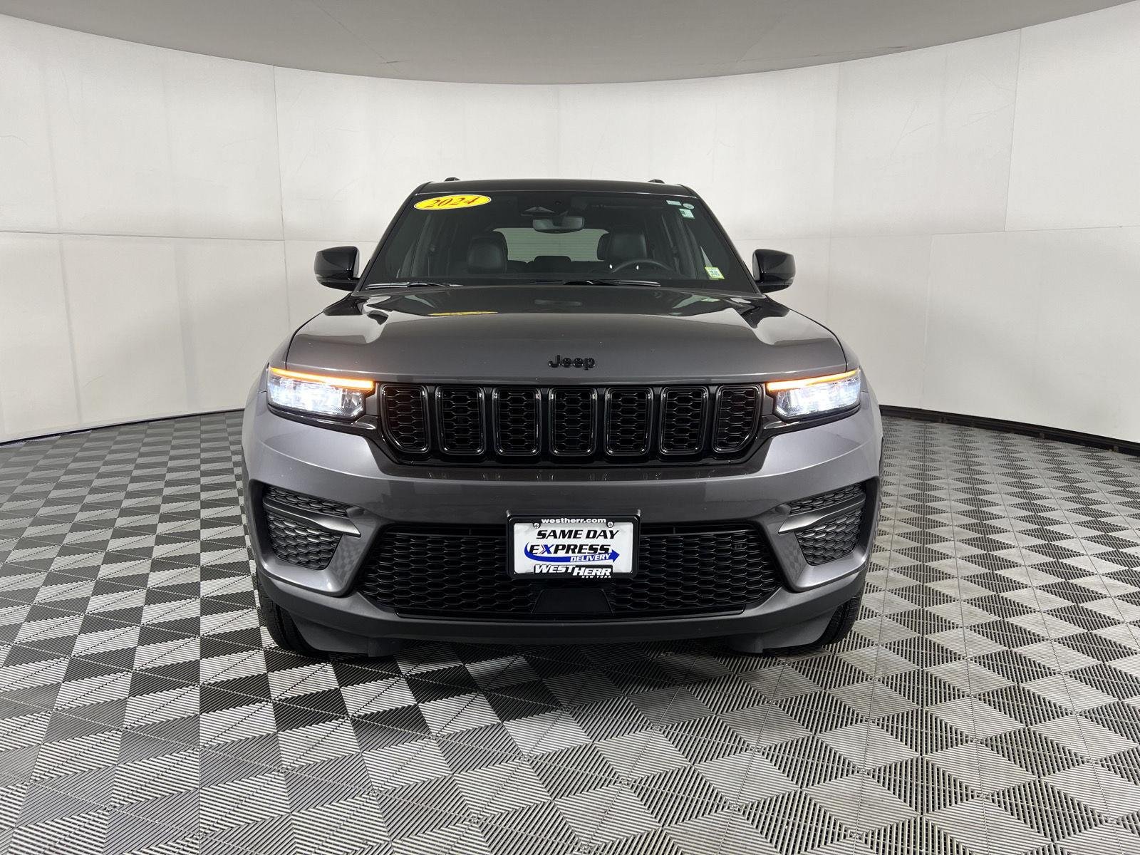 Used 2024 Baltic Gray Metallic Clearcoat Jeep Altitude image 3