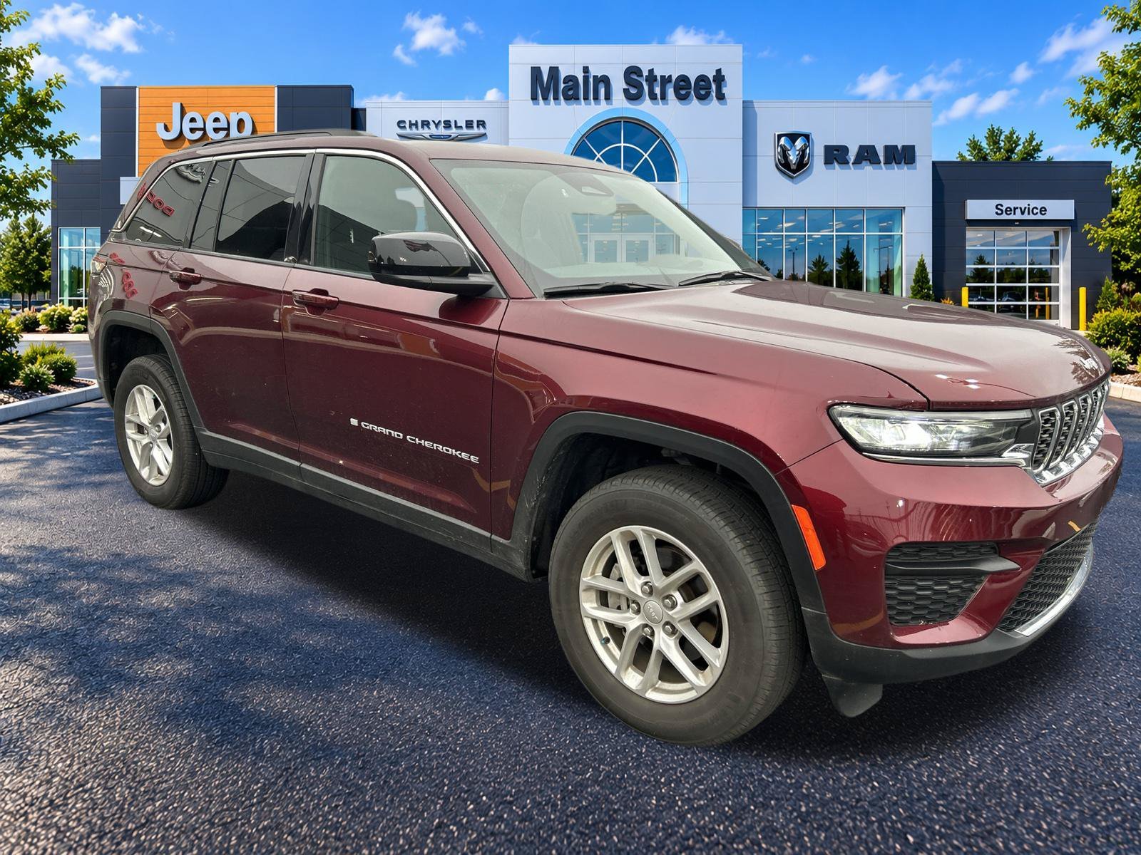 Used 2025 Red Jeep Laredo X image 3