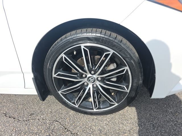 Used 2019 White Toyota XLE image 10