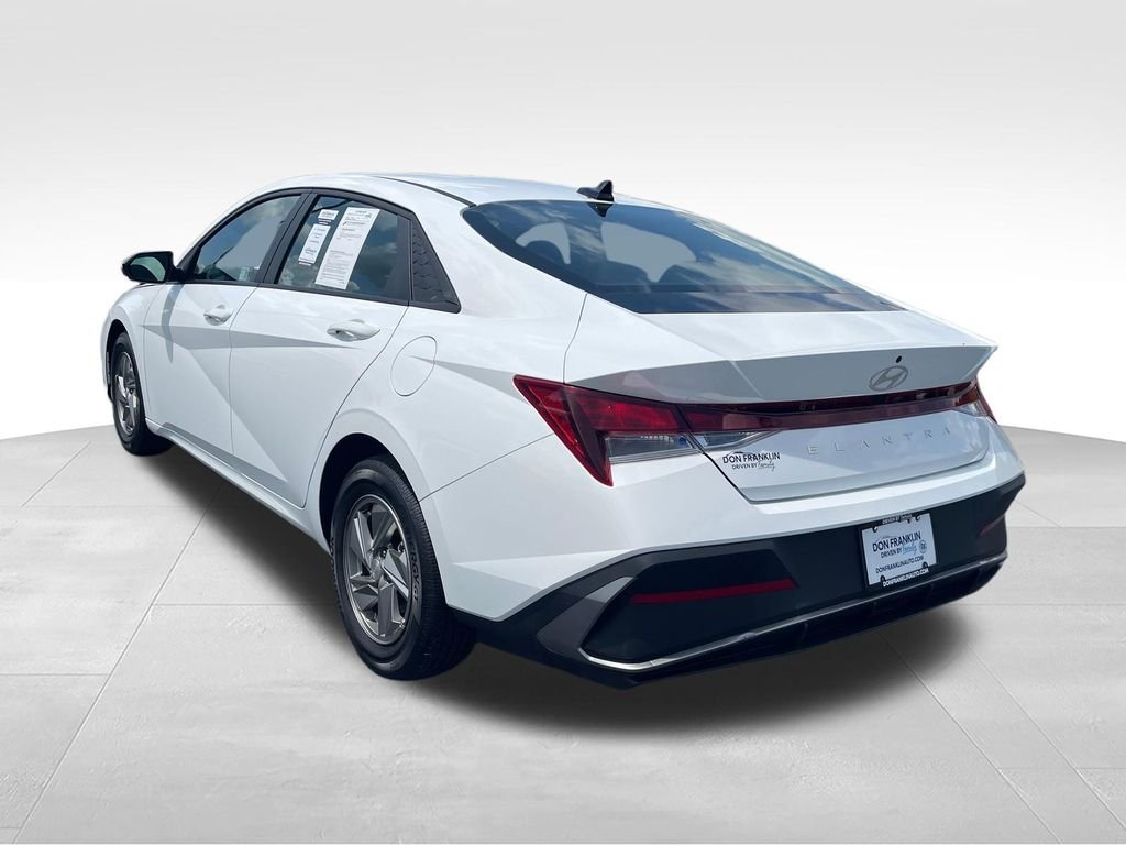 Used 2025 White Hyundai SE image 3