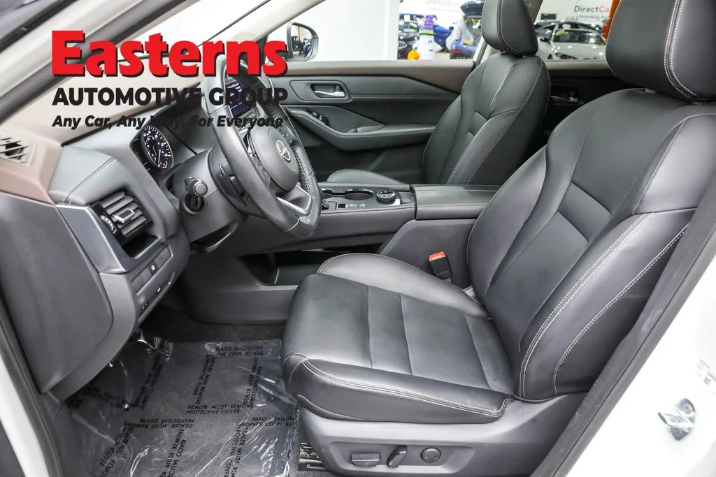 Used 2022 White Nissan SL image 14