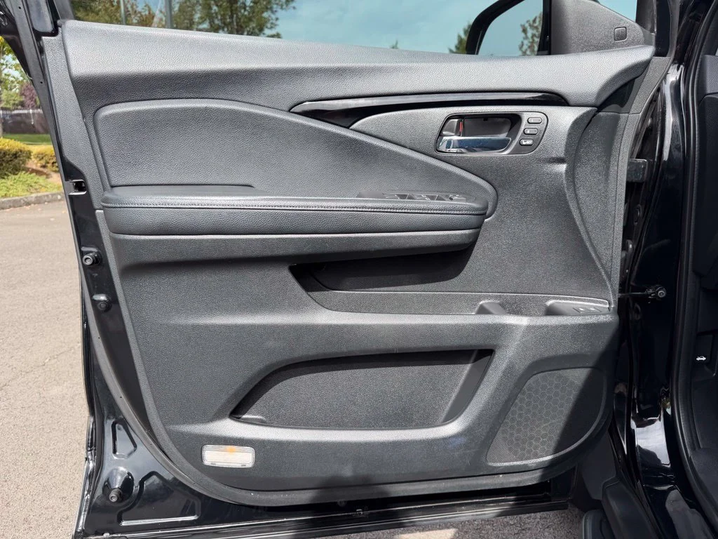 Used 2018 Crystal Black Pearl Honda Elite image 11