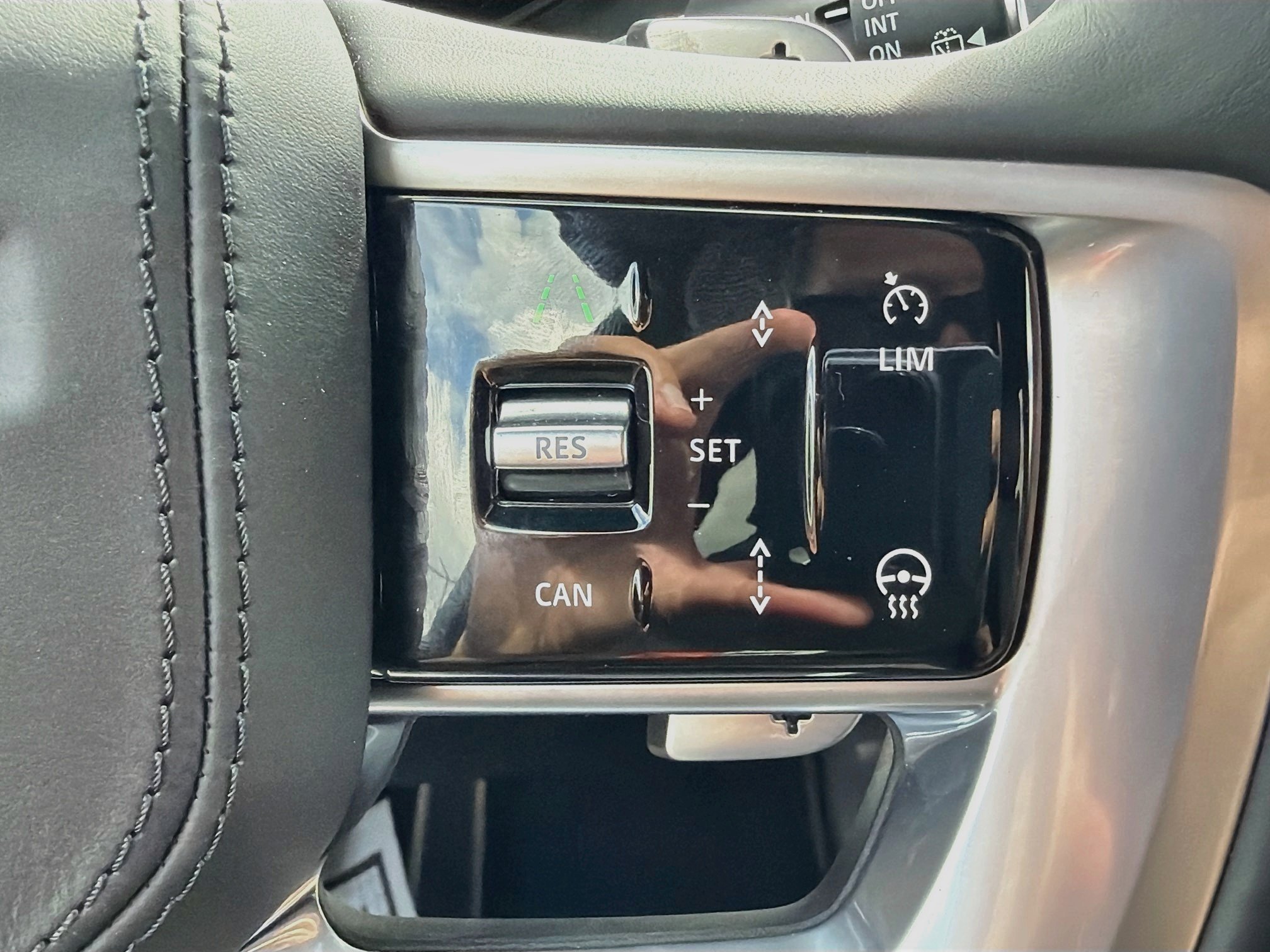 New 2026 Fuji White Land Rover SE image 40