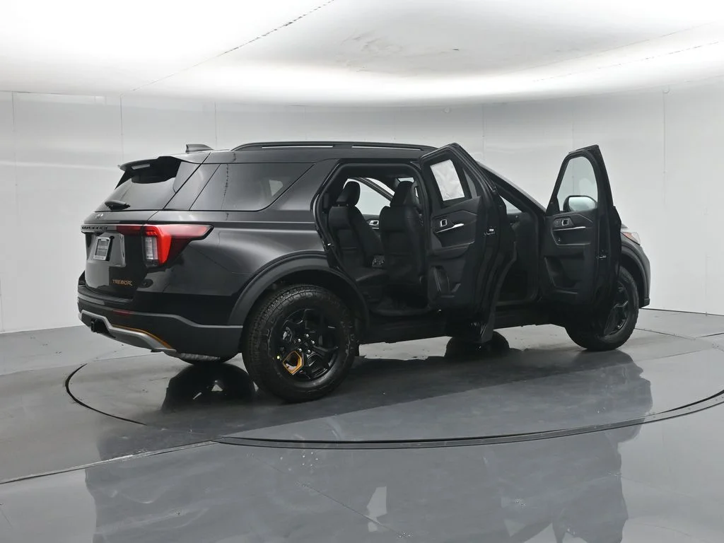 New 2026 Agate Black Metallic Ford Tremor image 5