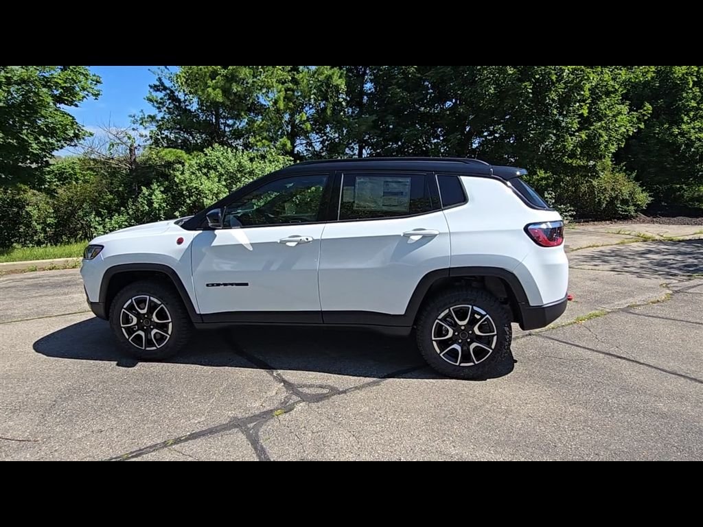 New 2026 Bright White Clear-Coat Exterior Paint Jeep Trailhawk image 7
