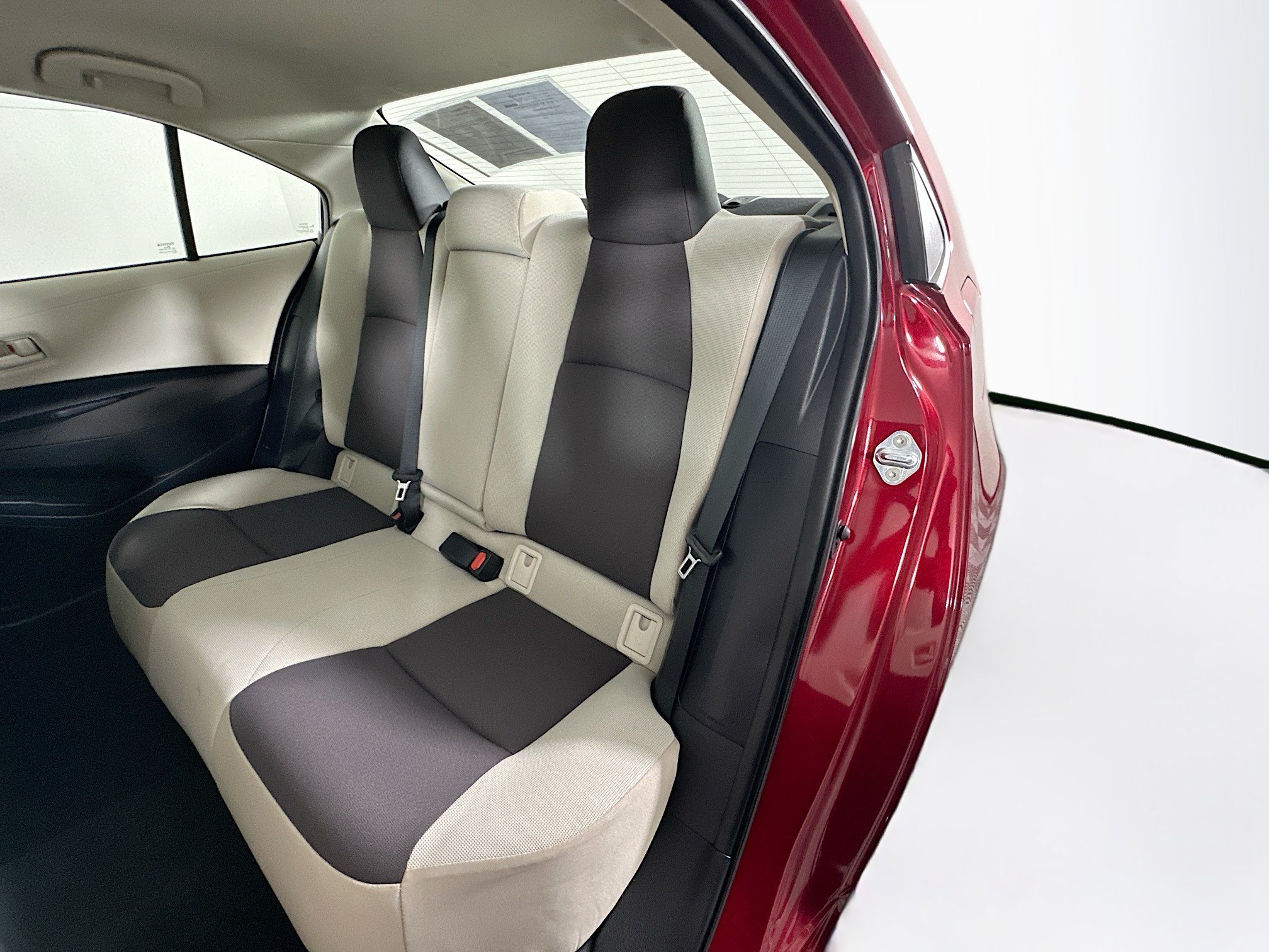 Used 2025 Pearl Toyota LE image 25