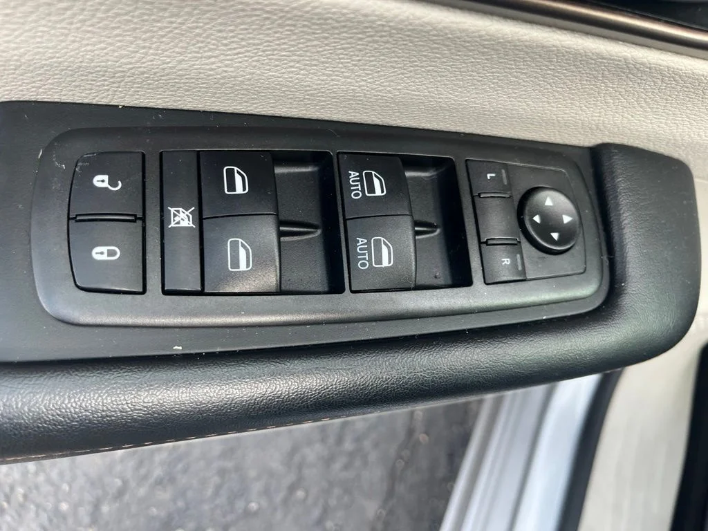 Used 2019 Billet Silver Metallic Chrysler L image 10