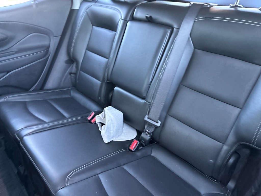 Used 2022 White GMC SLT image 32