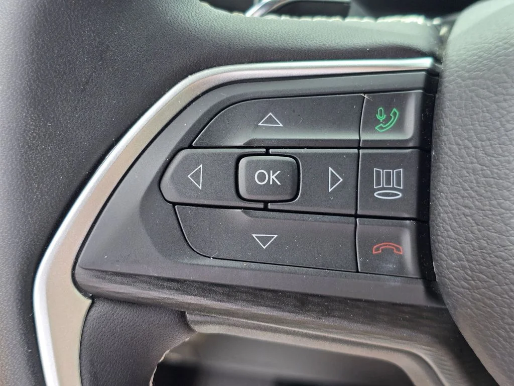 Used 2025 Silver Jeep Laredo image 27