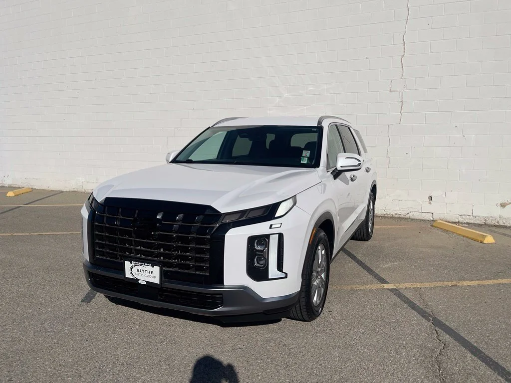Used 2025 Hyper White Hyundai SEL image 1