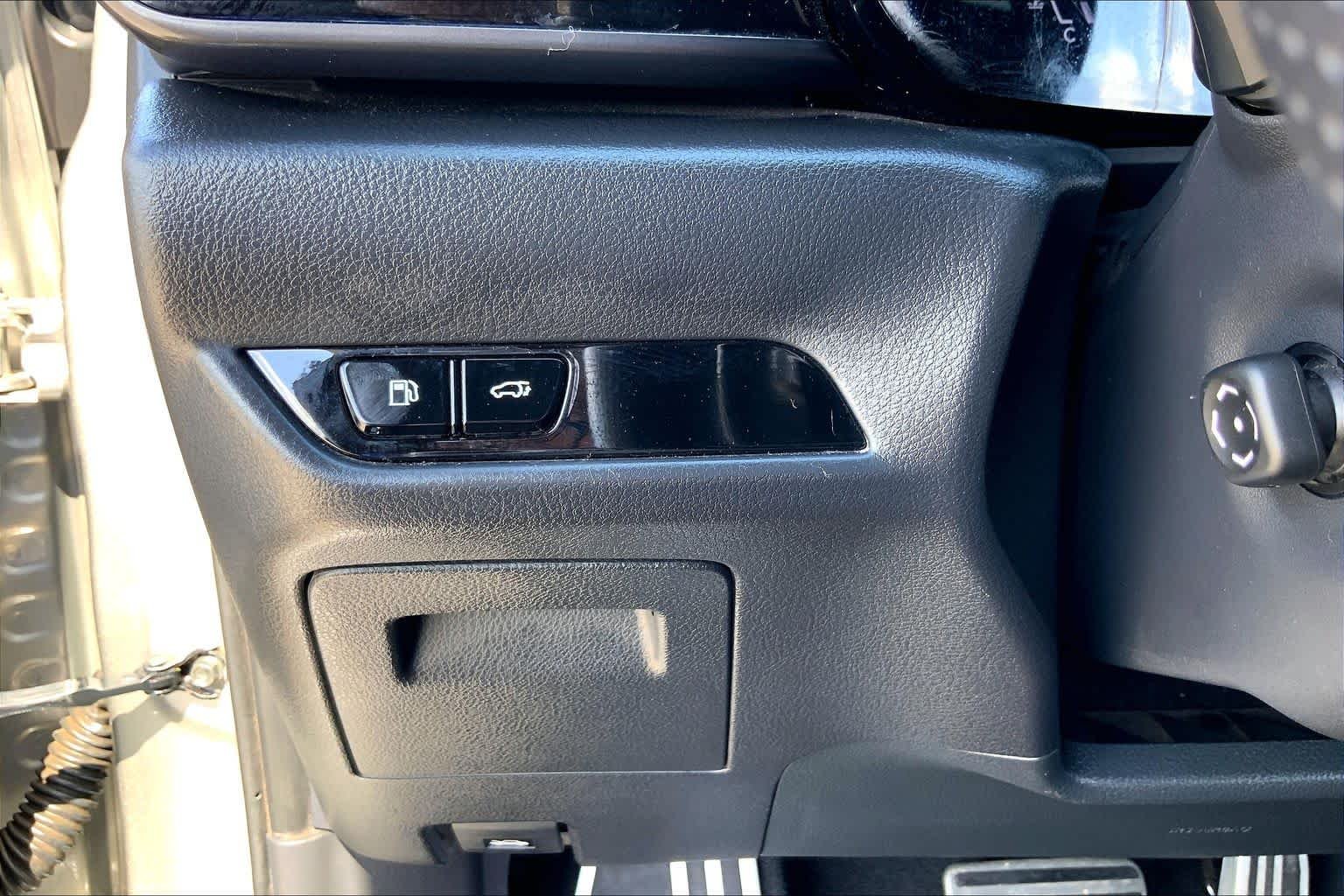 Used 2024 Atomic Silver Lexus F SPORT Handling image 33