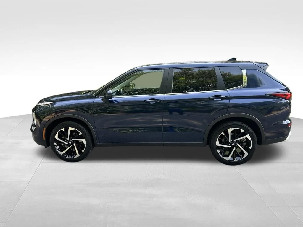 Used 2024 Black Mitsubishi SE image 2