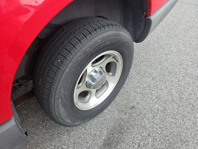 Used 2005 Red Ford  image 9